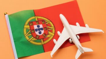 Miniatura de avião em cima da bandeira de Portugal