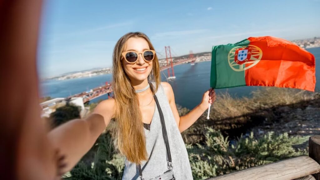 Mulher tirando uma selfie com bandeira de Portugal