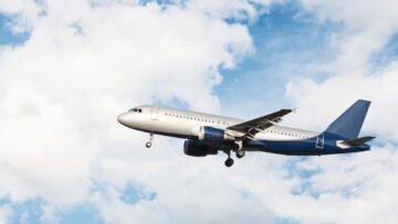 Avião branco e azul em céu com nuvens