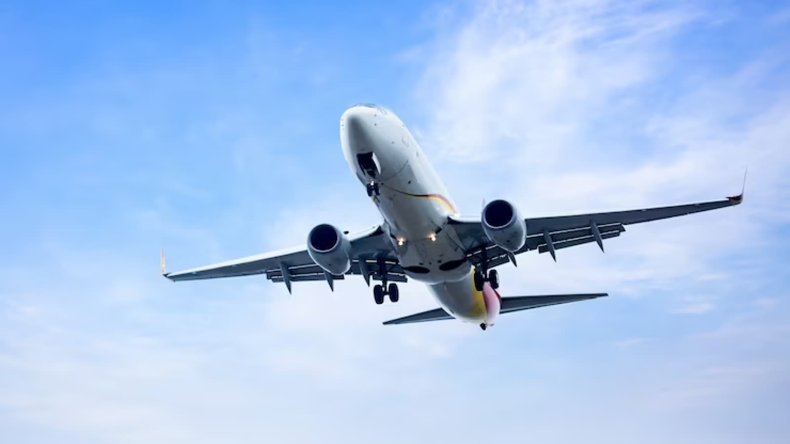 Avião voando no céu azul com nuvens