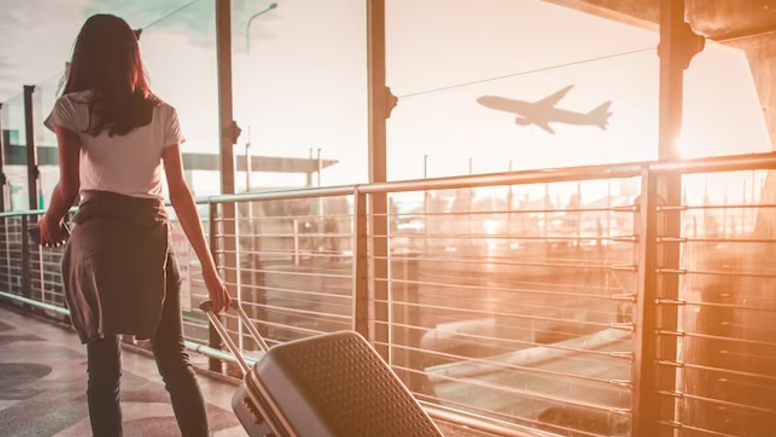 Garota com mala de costas em aeroporto