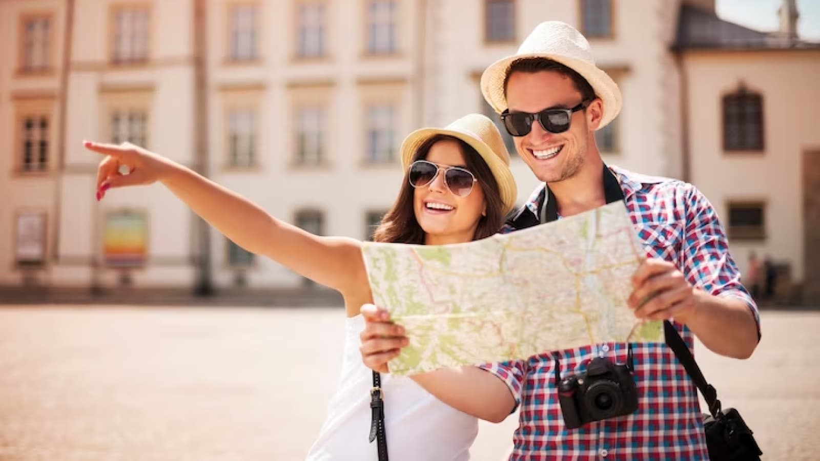 Homem e mulher de óculos e chapéu com mapa