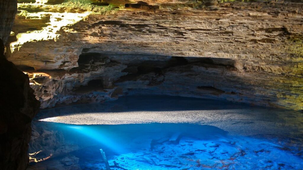 Lago subterrâneo em Chapada Diamantina, Bahia