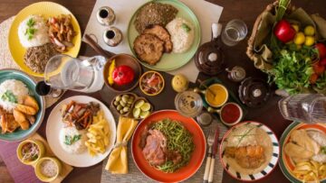 Mesa com diferentes tipos de comidas, molhos e temperos