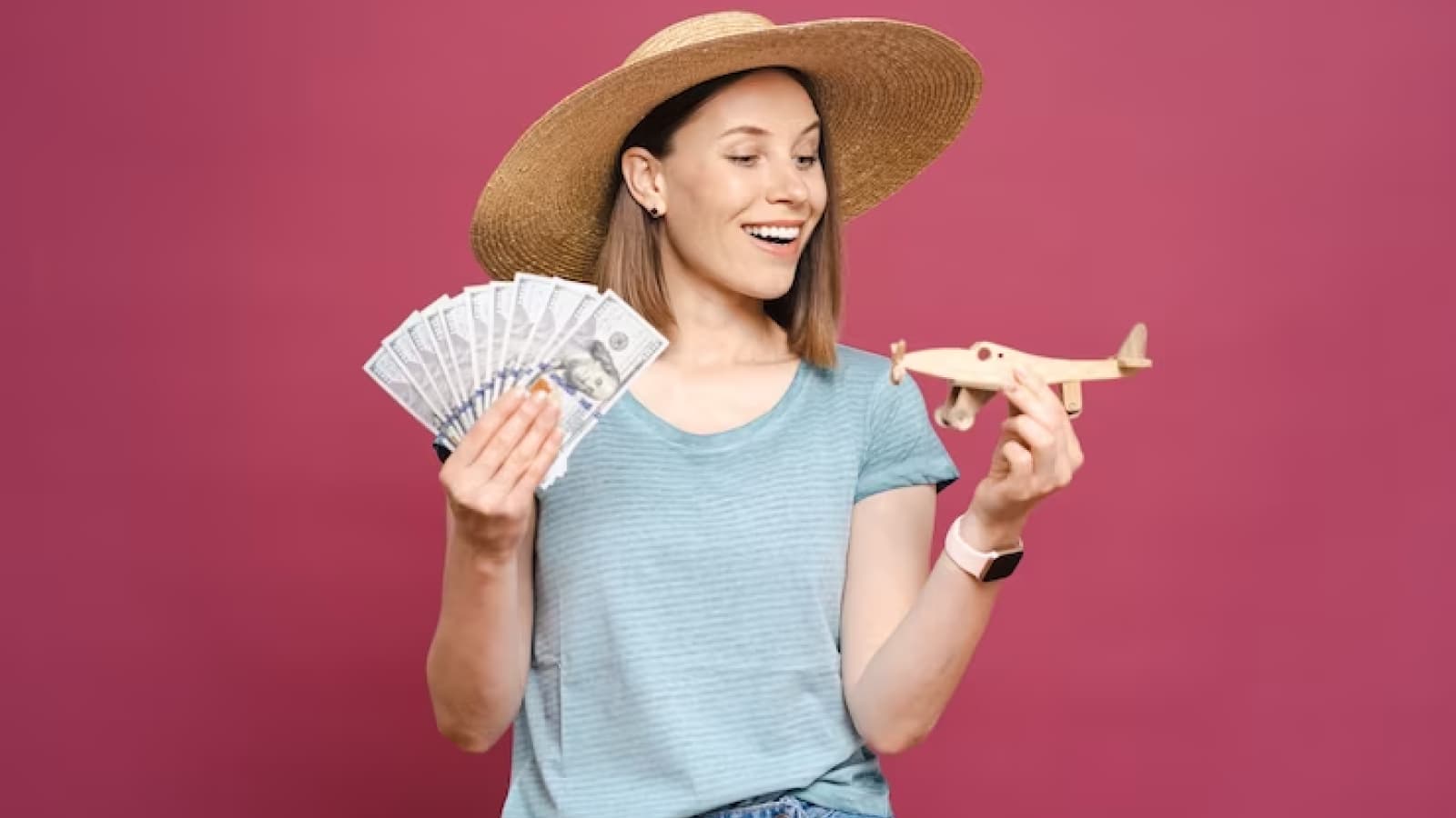 Mulher com chapéu segurando dinheiro e um avião em miniatura