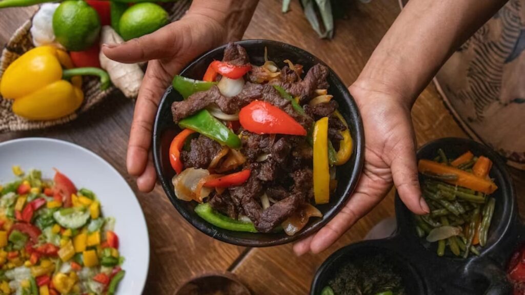 Tigela de carne com outros ingredientes